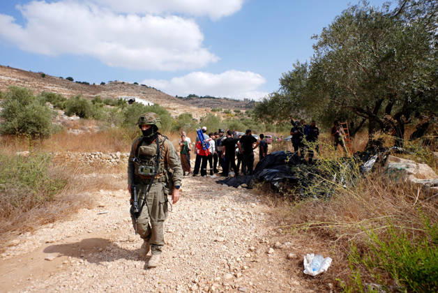 Clashes erupt between Israeli settlers and Palestinian farmers in West Bank RAMALLAH, WEST BANK - OCTOBER 9: Clashes break out between Israeli settlers, accompanied by Israeli soldiers, and Palestinian farmers harvesting olives in the town of Deir Ibzi, near Ramallah in West Bank, on October 9, 2026. The incident reportedly involved damage to olive crops and provocative actions by the settlers. Issam Rimawi Anadolu Ramallah West Bank. Editorial use only. Please get in touch for any other usage.  Copyright: x2026xAnadoluxIssamxRimawix