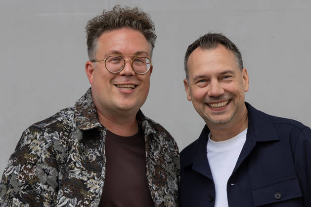 Buchmesse Frankfurt 2026 Thomas Sachsenmaier (links) erhält den Julius-Campe-Preis, den der HOFFMANN UND CAMPE Verlag verleiht. Rechts Laudator Sebastian Fitzek., Frankfurt am Main Hessen Deutschland Messegelände