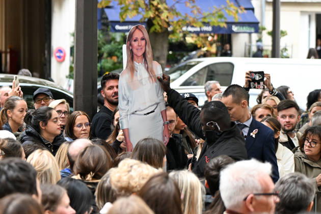 CELEBRITES : Celine Dion in Paris - 09 10 2026 Celine Dion spend time with fans before going to the venue, hotel Royal Monceau in Paris, France - Cà line Dion a passà un moment avec ses fans avant de se rendre sur les lieux, à l hà tel Royal Monceau à Paris, en France PARISFrance Copyright: xLIONELxURMANx