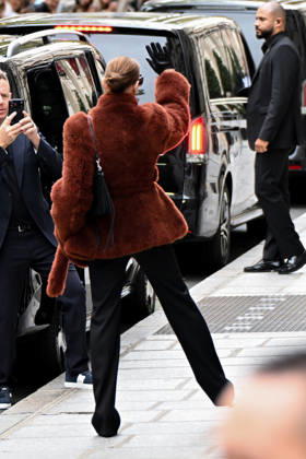 CELEBRITES : Celine Dion in Paris - 09 10 2026 Celine Dion spend time with fans before going to the venue, hotel Royal Monceau in Paris, France - Cà line Dion a passà un moment avec ses fans avant de se rendre sur les lieux, à l hà tel Royal Monceau à Paris, en France PARISFrance Copyright: xLIONELxURMANx