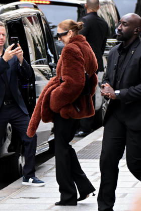 CELEBRITES : Celine Dion in Paris - 09 10 2026 Celine Dion spend time with fans before going to the venue, hotel Royal Monceau in Paris, France - Cà line Dion a passà un moment avec ses fans avant de se rendre sur les lieux, à l hà tel Royal Monceau à Paris, en France PARISFrance Copyright: xLIONELxURMANx