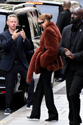CELEBRITES : Celine Dion in Paris - 09 10 2026 Celine Dion spend time with fans before going to the venue, hotel Royal Monceau in Paris, France - Cà line Dion a passà un moment avec ses fans avant de se rendre sur les lieux, à l hà tel Royal Monceau à Paris, en France PARISFrance Copyright: xLIONELxURMANx