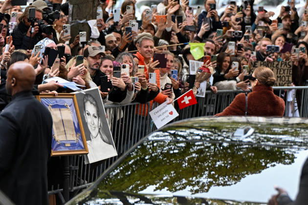 CELEBRITES : Celine Dion in Paris - 09 10 2026 Celine Dion spend time with fans before going to the venue, hotel Royal Monceau in Paris, France - Cà line Dion a passà un moment avec ses fans avant de se rendre sur les lieux, à l hà tel Royal Monceau à Paris, en France PARISFrance Copyright: xLIONELxURMANx