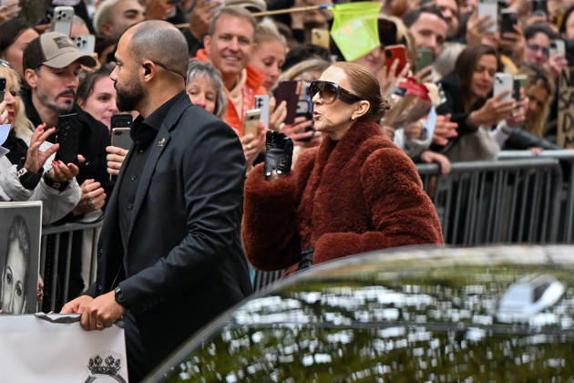 CELEBRITES : Celine Dion in Paris - 09 10 2026 Celine Dion spend time with fans before going to the venue, hotel Royal Monceau in Paris, France - Cà line Dion a passà un moment avec ses fans avant de se rendre sur les lieux, à l hà tel Royal Monceau à Paris, en France PARISFrance Copyright: xLIONELxURMANx