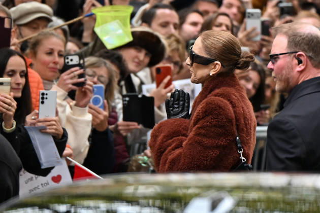 CELEBRITES : Celine Dion in Paris - 09 10 2026 Celine Dion spend time with fans before going to the venue, hotel Royal Monceau in Paris, France - Cà line Dion a passà un moment avec ses fans avant de se rendre sur les lieux, à l hà tel Royal Monceau à Paris, en France PARISFrance Copyright: xLIONELxURMANx