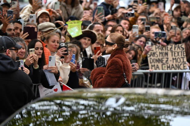 CELEBRITES : Celine Dion in Paris - 09 10 2026 Celine Dion spend time with fans before going to the venue, hotel Royal Monceau in Paris, France - Cà line Dion a passà un moment avec ses fans avant de se rendre sur les lieux, à l hà tel Royal Monceau à Paris, en France PARISFrance Copyright: xLIONELxURMANx