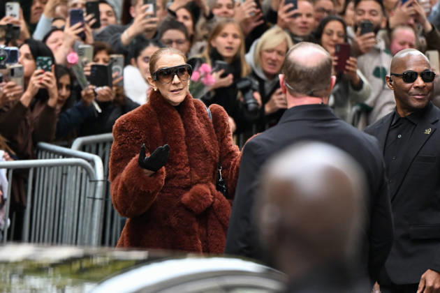CELEBRITES : Celine Dion in Paris - 09 10 2026 Celine Dion spend time with fans before going to the venue, hotel Royal Monceau in Paris, France - Cà line Dion a passà un moment avec ses fans avant de se rendre sur les lieux, à l hà tel Royal Monceau à Paris, en France PARISFrance Copyright: xLIONELxURMANx
