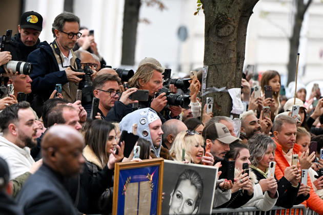 CELEBRITES : Celine Dion in Paris - 09 10 2026 Celine Dion spend time with fans before going to the venue, hotel Royal Monceau in Paris, France - Cà line Dion a passà un moment avec ses fans avant de se rendre sur les lieux, à l hà tel Royal Monceau à Paris, en France PARISFrance Copyright: xLIONELxURMANx