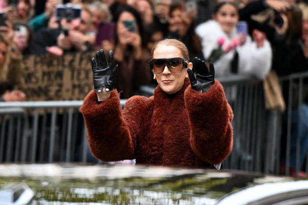 CELEBRITES : Celine Dion in Paris - 09 10 2026 Celine Dion spend time with fans before going to the venue, hotel Royal Monceau in Paris, France - Cà line Dion a passà un moment avec ses fans avant de se rendre sur les lieux, à l hà tel Royal Monceau à Paris, en France PARISFrance Copyright: xLIONELxURMANx
