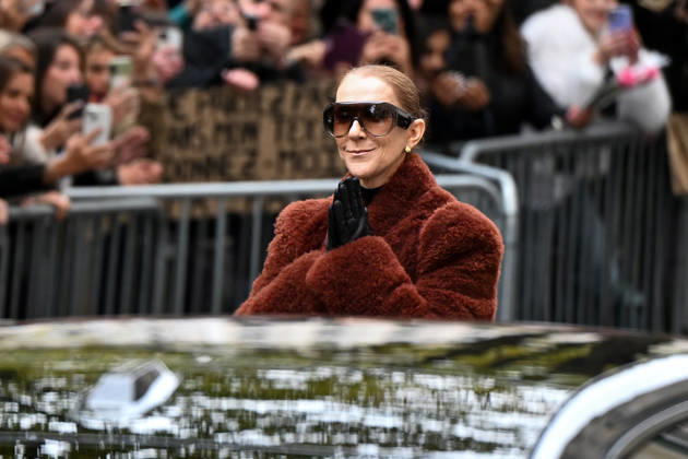 CELEBRITES : Celine Dion in Paris - 09 10 2026 Celine Dion spend time with fans before going to the venue, hotel Royal Monceau in Paris, France - Cà line Dion a passà un moment avec ses fans avant de se rendre sur les lieux, à l hà tel Royal Monceau à Paris, en France PARISFrance Copyright: xLIONELxURMANx