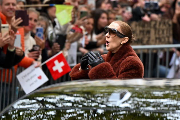 CELEBRITES : Celine Dion in Paris - 09 10 2026 Celine Dion spend time with fans before going to the venue, hotel Royal Monceau in Paris, France - Cà line Dion a passà un moment avec ses fans avant de se rendre sur les lieux, à l hà tel Royal Monceau à Paris, en France PARISFrance Copyright: xLIONELxURMANx