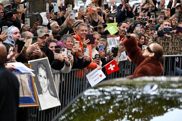 CELEBRITES : Celine Dion in Paris - 09 10 2026 Celine Dion spend time with fans before going to the venue, hotel Royal Monceau in Paris, France - Cà line Dion a passà un moment avec ses fans avant de se rendre sur les lieux, à l hà tel Royal Monceau à Paris, en France PARISFrance Copyright: xLIONELxURMANx