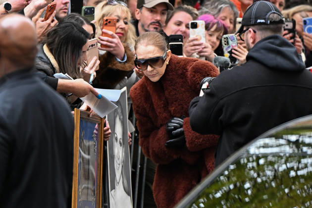 CELEBRITES : Celine Dion in Paris - 09 10 2026 Celine Dion spend time with fans before going to the venue, hotel Royal Monceau in Paris, France - Cà line Dion a passà un moment avec ses fans avant de se rendre sur les lieux, à l hà tel Royal Monceau à Paris, en France PARISFrance Copyright: xLIONELxURMANx