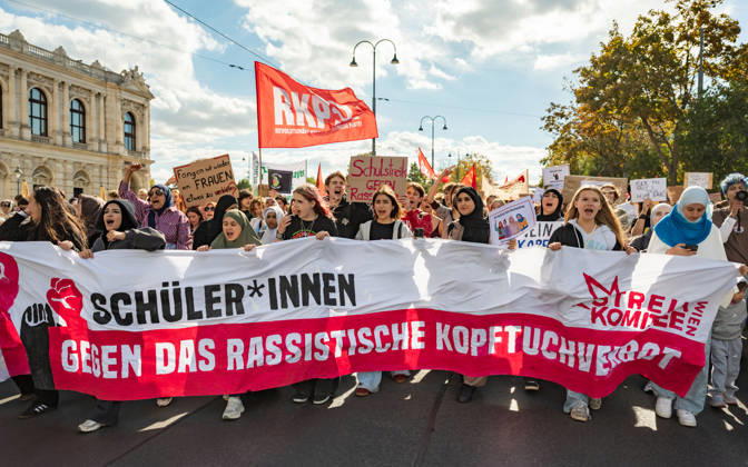 09.10.2026 Demo Gegen das Kopftuchverbot TeilnehmerInnen der Demonstration Schule brennt , Schulstreik gegen Kopftuchverbot gegen das Kopftuchverbot aber auch generell gegen Rassismus, Sexismus und Militarisierung an Schulen am Platz der Menschenrechte in Wien, Österreich Wien Platz der Menschenrechte Wien Oesterreich