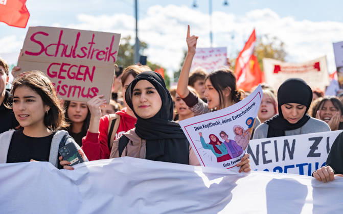 09.10.2026 Demo Gegen das Kopftuchverbot TeilnehmerInnen der Demonstration Schule brennt , Schulstreik gegen Kopftuchverbot gegen das Kopftuchverbot aber auch generell gegen Rassismus, Sexismus und Militarisierung an Schulen am Platz der Menschenrechte in Wien, Österreich Wien Platz der Menschenrechte Wien Oesterreich