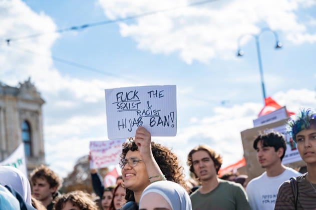 09.10.2026 Demo Gegen das Kopftuchverbot TeilnehmerInnen der Demonstration Schule brennt , Schulstreik gegen Kopftuchverbot gegen das Kopftuchverbot aber auch generell gegen Rassismus, Sexismus und Militarisierung an Schulen am Platz der Menschenrechte in Wien, Österreich Wien Platz der Menschenrechte Wien Oesterreich