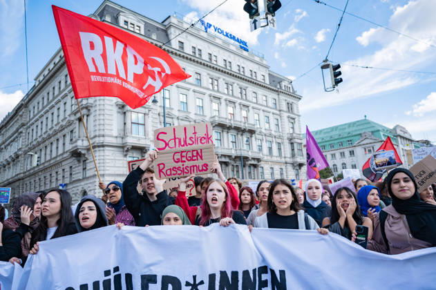 09.10.2026 Demo Gegen das Kopftuchverbot TeilnehmerInnen der Demonstration Schule brennt , Schulstreik gegen Kopftuchverbot gegen das Kopftuchverbot aber auch generell gegen Rassismus, Sexismus und Militarisierung an Schulen am Platz der Menschenrechte in Wien, Österreich Wien Platz der Menschenrechte Wien Oesterreich