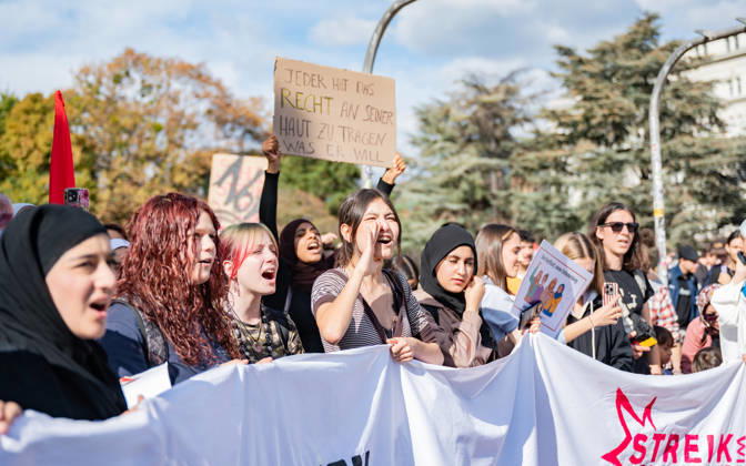 09.10.2026 Demo Gegen das Kopftuchverbot TeilnehmerInnen der Demonstration Schule brennt , Schulstreik gegen Kopftuchverbot gegen das Kopftuchverbot aber auch generell gegen Rassismus, Sexismus und Militarisierung an Schulen am Platz der Menschenrechte in Wien, Österreich Wien Platz der Menschenrechte Wien Oesterreich