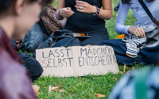 09.10.2026 Demo Gegen das Kopftuchverbot TeilnehmerInnen der Demonstration Schule brennt , Schulstreik gegen Kopftuchverbot gegen das Kopftuchverbot aber auch generell gegen Rassismus, Sexismus und Militarisierung an Schulen am Platz der Menschenrechte in Wien, Österreich Wien Platz der Menschenrechte Wien Oesterreich