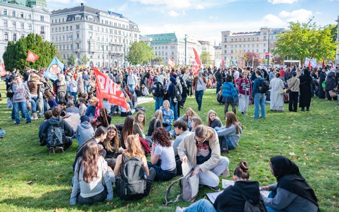 09.10.2026 Demo Gegen das Kopftuchverbot TeilnehmerInnen der Demonstration Schule brennt , Schulstreik gegen Kopftuchverbot gegen das Kopftuchverbot aber auch generell gegen Rassismus, Sexismus und Militarisierung an Schulen am Platz der Menschenrechte in Wien, Österreich Wien Platz der Menschenrechte Wien Oesterreich