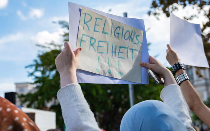 09.10.2026 Demo Gegen das Kopftuchverbot TeilnehmerInnen der Demonstration Schule brennt , Schulstreik gegen Kopftuchverbot gegen das Kopftuchverbot aber auch generell gegen Rassismus, Sexismus und Militarisierung an Schulen am Platz der Menschenrechte in Wien, Österreich Wien Platz der Menschenrechte Wien Oesterreich
