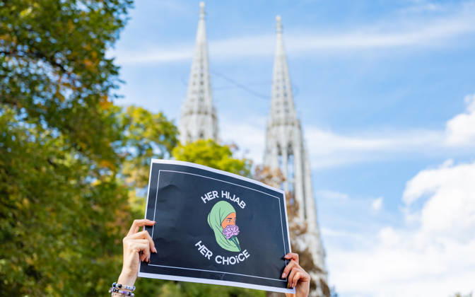 09.10.2026 Demo Gegen das Kopftuchverbot TeilnehmerInnen der Demonstration Schule brennt , Schulstreik gegen Kopftuchverbot gegen das Kopftuchverbot aber auch generell gegen Rassismus, Sexismus und Militarisierung an Schulen am Platz der Menschenrechte in Wien, Österreich Wien Platz der Menschenrechte Wien Oesterreich