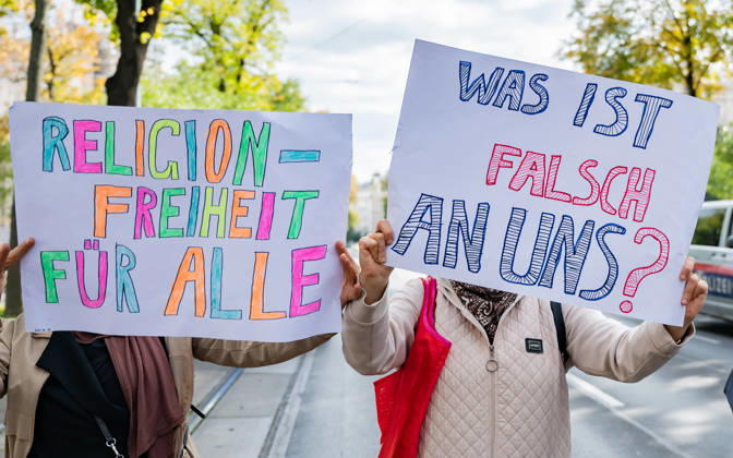 09.10.2026 Demo Gegen das Kopftuchverbot TeilnehmerInnen der Demonstration Schule brennt , Schulstreik gegen Kopftuchverbot gegen das Kopftuchverbot aber auch generell gegen Rassismus, Sexismus und Militarisierung an Schulen am Platz der Menschenrechte in Wien, Österreich Wien Platz der Menschenrechte Wien Oesterreich