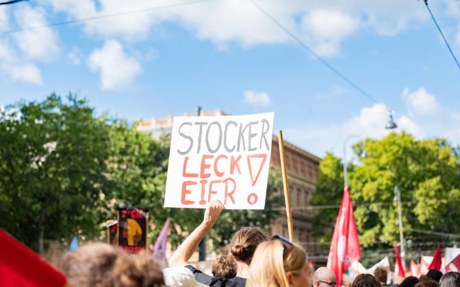 09.10.2026 Demo Gegen das Kopftuchverbot TeilnehmerInnen der Demonstration Schule brennt , Schulstreik gegen Kopftuchverbot gegen das Kopftuchverbot aber auch generell gegen Rassismus, Sexismus und Militarisierung an Schulen am Platz der Menschenrechte in Wien, Österreich Wien Platz der Menschenrechte Wien Oesterreich