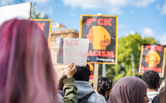 09.10.2026 Demo Gegen das Kopftuchverbot TeilnehmerInnen der Demonstration Schule brennt , Schulstreik gegen Kopftuchverbot gegen das Kopftuchverbot aber auch generell gegen Rassismus, Sexismus und Militarisierung an Schulen am Platz der Menschenrechte in Wien, Österreich Wien Platz der Menschenrechte Wien Oesterreich