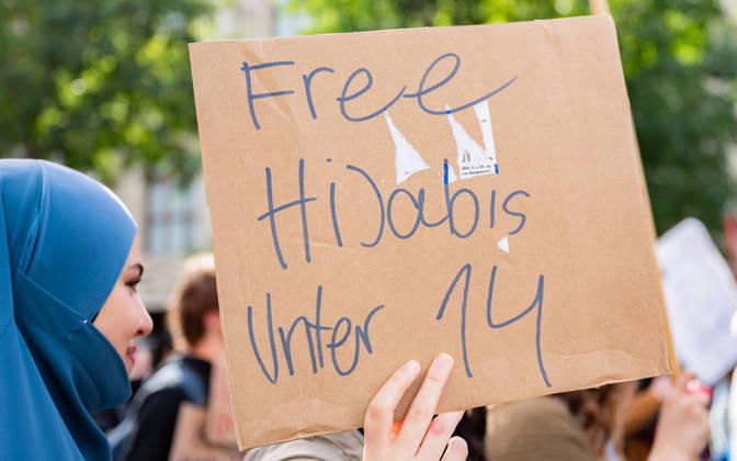 09.10.2026 Demo Gegen das Kopftuchverbot TeilnehmerInnen der Demonstration Schule brennt , Schulstreik gegen Kopftuchverbot gegen das Kopftuchverbot aber auch generell gegen Rassismus, Sexismus und Militarisierung an Schulen am Platz der Menschenrechte in Wien, Österreich Wien Platz der Menschenrechte Wien Oesterreich