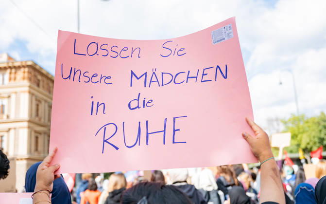 09.10.2026 Demo Gegen das Kopftuchverbot TeilnehmerInnen der Demonstration Schule brennt , Schulstreik gegen Kopftuchverbot gegen das Kopftuchverbot aber auch generell gegen Rassismus, Sexismus und Militarisierung an Schulen am Platz der Menschenrechte in Wien, Österreich Wien Platz der Menschenrechte Wien Oesterreich