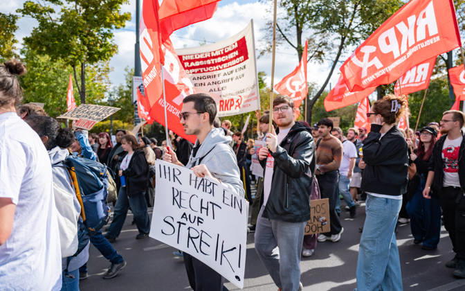 09.10.2026 Demo Gegen das Kopftuchverbot TeilnehmerInnen der Demonstration Schule brennt , Schulstreik gegen Kopftuchverbot gegen das Kopftuchverbot aber auch generell gegen Rassismus, Sexismus und Militarisierung an Schulen am Platz der Menschenrechte in Wien, Österreich Wien Platz der Menschenrechte Wien Oesterreich
