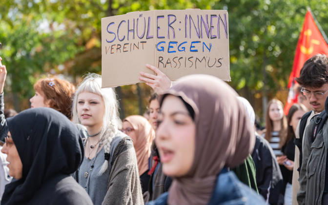 09.10.2026 Demo Gegen das Kopftuchverbot TeilnehmerInnen der Demonstration Schule brennt , Schulstreik gegen Kopftuchverbot gegen das Kopftuchverbot aber auch generell gegen Rassismus, Sexismus und Militarisierung an Schulen am Platz der Menschenrechte in Wien, Österreich Wien Platz der Menschenrechte Wien Oesterreich