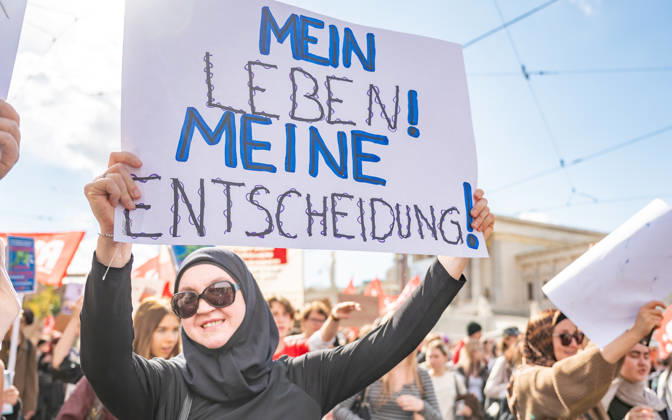 09.10.2026 Demo Gegen das Kopftuchverbot TeilnehmerInnen der Demonstration Schule brennt , Schulstreik gegen Kopftuchverbot gegen das Kopftuchverbot aber auch generell gegen Rassismus, Sexismus und Militarisierung an Schulen am Platz der Menschenrechte in Wien, Österreich Wien Platz der Menschenrechte Wien Oesterreich