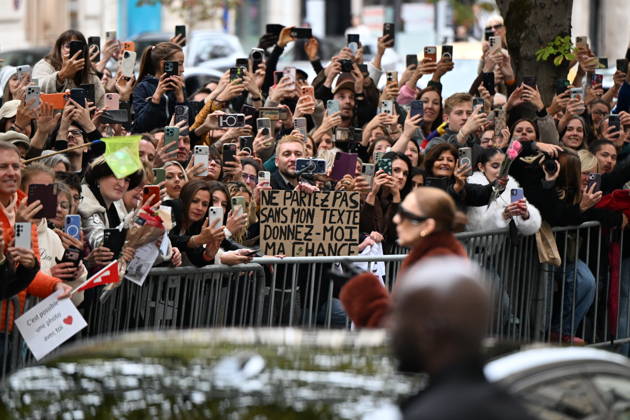 Céline Dion spent some time with her fans at the Royal Monceau Hotel in Paris, France, before heading to the event venue. Céline Dion spends time with fans before going to the venue, the Royal Monceau Hotel in Paris, France 460344 2026 10 09 PARIS France  Copyright: xL.Urmanx xStarfacex STAR_460344_018
