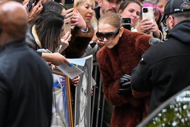 Céline Dion spent some time with her fans at the Royal Monceau Hotel in Paris, France, before heading to the event venue. Céline Dion spends time with fans before going to the venue, the Royal Monceau Hotel in Paris, France 460344 2026 10 09 PARIS France  Copyright: xL.Urmanx xStarfacex STAR_460344_021