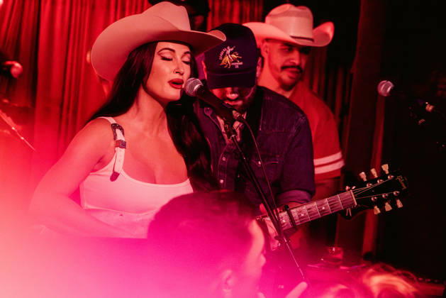 October 9, 2026: Austin, Texas. Kacey Musgraves performed a surprise show at the White Horse after her concert. - ZUMAda1_ 20261009_zap_da1_016 Copyright: xSandraxDahdahx