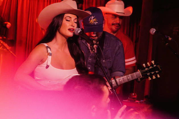 October 9, 2026: Austin, Texas. Kacey Musgraves performed a surprise show at the White Horse after her concert. - ZUMAda1_ 20261009_zap_da1_019 Copyright: xSandraxDahdahx