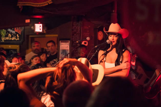 October 9, 2026: Austin, Texas. Kacey Musgraves performed a surprise show at the White Horse after her concert. - ZUMAda1_ 20261009_zap_da1_030 Copyright: xSandraxDahdahx
