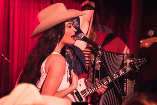 October 9, 2026: Austin, Texas. Kacey Musgraves performed a surprise show at the White Horse after her concert.  - ZUMAda1_ 20261009_zap_da1_039 Copyright: xSandraxDahdahx
