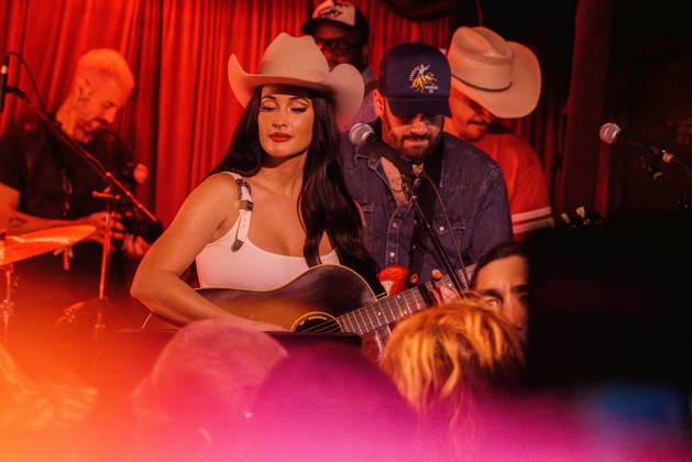 October 9, 2026: Austin, Texas. Kacey Musgraves performed a surprise show at the White Horse after her concert.  - ZUMAda1_ 20261009_zap_da1_031 Copyright: xSandraxDahdahx