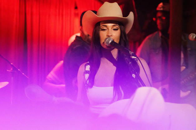 October 9, 2026: Austin, Texas. Kacey Musgraves performed a surprise show at the White Horse after her concert.  - ZUMAda1_ 20261009_zap_da1_042 Copyright: xSandraxDahdahx