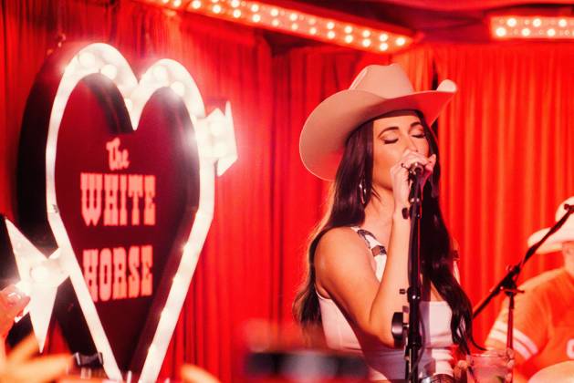 October 9, 2026: Austin, Texas. Kacey Musgraves performed a surprise show at the White Horse after her concert.  - ZUMAda1_ 20261009_zap_da1_043 Copyright: xSandraxDahdahx