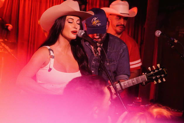 October 9, 2026: Austin, Texas. Kacey Musgraves performed a surprise show at the White Horse after her concert.  - ZUMAda1_ 20261009_zap_da1_041 Copyright: xSandraxDahdahx