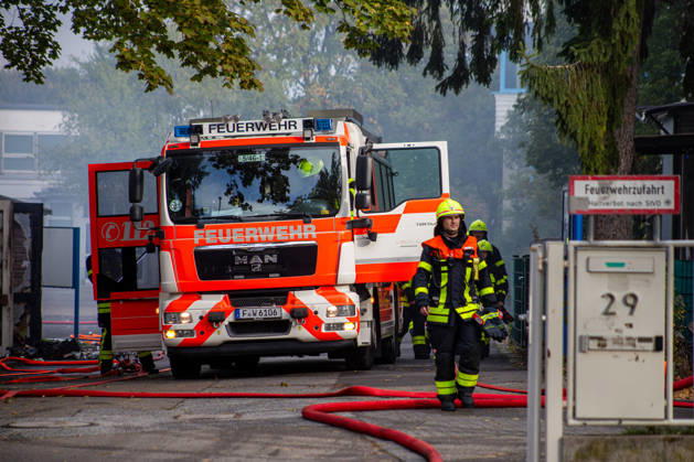 Schul Hilfe in Flammen: Nachts brennt in Frankfurt-Dornbusch das Lager der Initiative Frankfurt for Ukraine – über 100 Einsatzkräfte kämpfen gegen das Feuer - Kriminalpolizei Ermittelt 7aIMG: 0576532 Schul Hilfe in Flammen: Nachts brennt in Frankfurt-Dornbusch das Lager der Initiative Frankfurt for Ukraine – über 100 Einsatzkräfte kämpfen gegen das Feuer - Kriminalpolizei ErmitteltHessen, Frankfurt am Main, Deutschland