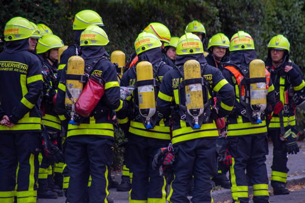 Schul Hilfe in Flammen: Nachts brennt in Frankfurt-Dornbusch das Lager der Initiative Frankfurt for Ukraine – über 100 Einsatzkräfte kämpfen gegen das Feuer - Kriminalpolizei Ermittelt 7aIMG: 0576536 Schul Hilfe in Flammen: Nachts brennt in Frankfurt-Dornbusch das Lager der Initiative Frankfurt for Ukraine – über 100 Einsatzkräfte kämpfen gegen das Feuer - Kriminalpolizei ErmitteltHessen, Frankfurt am Main, Deutschland
