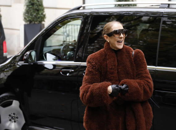 Céline Dion greets her fans as she leaves the Royal Monceau hotel in Paris, before heading to La Plenitude Arena in Paris La Défense to continue her concert series on October 9, 2026. The night before, the Quebec star stumbled on stage and then forgot some of the lyrics to her song, Pour que tu m’aimes encore during the finale of her show. Marc Ausset Lacroix, Bestimage. Céline Dion greets fans as she leaves the Royal Monceau Hotel in Paris, before heading to the Paris La Défense Arena to continue her concert series on October 9, 2026. The previous evening, the Quebec star stumbled on stage and forgot some of the lyrics to her song Pour que tu m’aimes encore during the show’s finale. Paris, France  Copyright: xMarcxAussetxLacroixx xBestimagexMarcxAussetxLacroixx xBestimagex