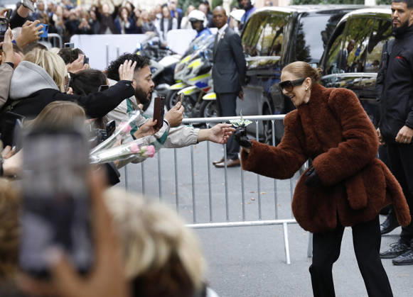 Céline Dion greets her fans as she leaves the Royal Monceau hotel in Paris, before heading to La Plenitude Arena in Paris La Défense to continue her concert series on October 9, 2026. The night before, the Quebec star stumbled on stage and then forgot some of the lyrics to her song, Pour que tu m’aimes encore during the finale of her show. Marc Ausset Lacroix, Bestimage. Céline Dion greets fans as she leaves the Royal Monceau Hotel in Paris, before heading to the Paris La Défense Arena to continue her concert series on October 9, 2026. The previous evening, the Quebec star stumbled on stage and forgot some of the lyrics to her song Pour que tu m’aimes encore during the show’s finale. Paris, France  Copyright: xMarcxAussetxLacroixx xBestimagexMarcxAussetxLacroixx xBestimagex