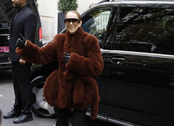 Céline Dion greets her fans as she leaves the Royal Monceau hotel in Paris, before heading to La Plenitude Arena in Paris La Défense to continue her concert series on October 9, 2026. The night before, the Quebec star stumbled on stage and then forgot some of the lyrics to her song, Pour que tu m’aimes encore during the finale of her show. Marc Ausset Lacroix, Bestimage. Céline Dion greets fans as she leaves the Royal Monceau Hotel in Paris, before heading to the Paris La Défense Arena to continue her concert series on October 9, 2026. The previous evening, the Quebec star stumbled on stage and forgot some of the lyrics to her song Pour que tu m’aimes encore during the show’s finale. Paris, France  Copyright: xMarcxAussetxLacroixx xBestimagexMarcxAussetxLacroixx xBestimagex
