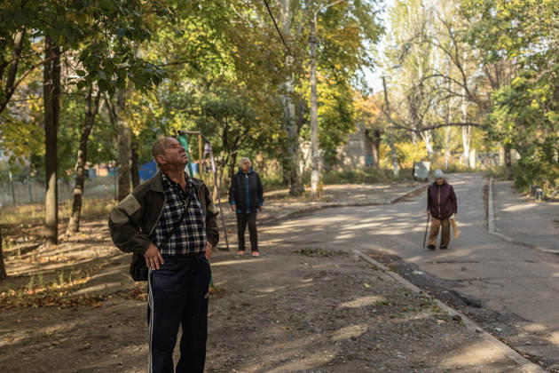 Aftermath of Russian drone strike in Ukraine KRAMATORSK, UKRAINE - OCTOBER 9: Residents watch as Ukrainian firefighters put out a fire following the impact of a Russian FPV drone on a residential building in Kramatorsk, Ukraine, 9 October 2026 Diego Herrera Carcedo Anadolu Kramatorsk Ukraine. Editorial use only. Please get in touch for any other usage. Copyright: x2026xAnadoluxDiegoxHerreraxCarcedox